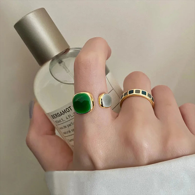 Zahle2 get 3 !!!! Modische Ringe mit geometrischem offenem Design, glänzender schwarzer/weißer Epoxidharz-Rundscheibe und trendigem goldfarbenem Akzent – das perfekte Geschenk. Bild ändert sich links oben - Warenkorb rechts unten scrollen