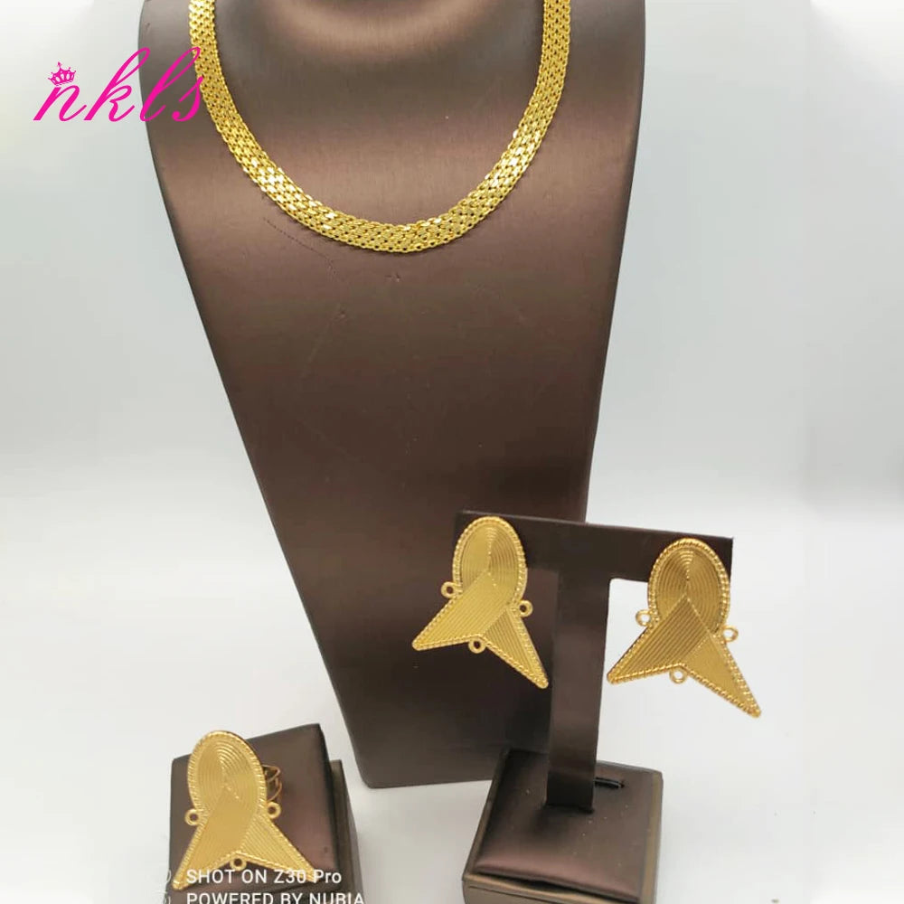 Schmuck-Sets in Goldfarbe mit Kette, Ohrringen und Ring im luxuriösen äthiopisch-afrikanischen Design sind derzeit ein heißer Trend