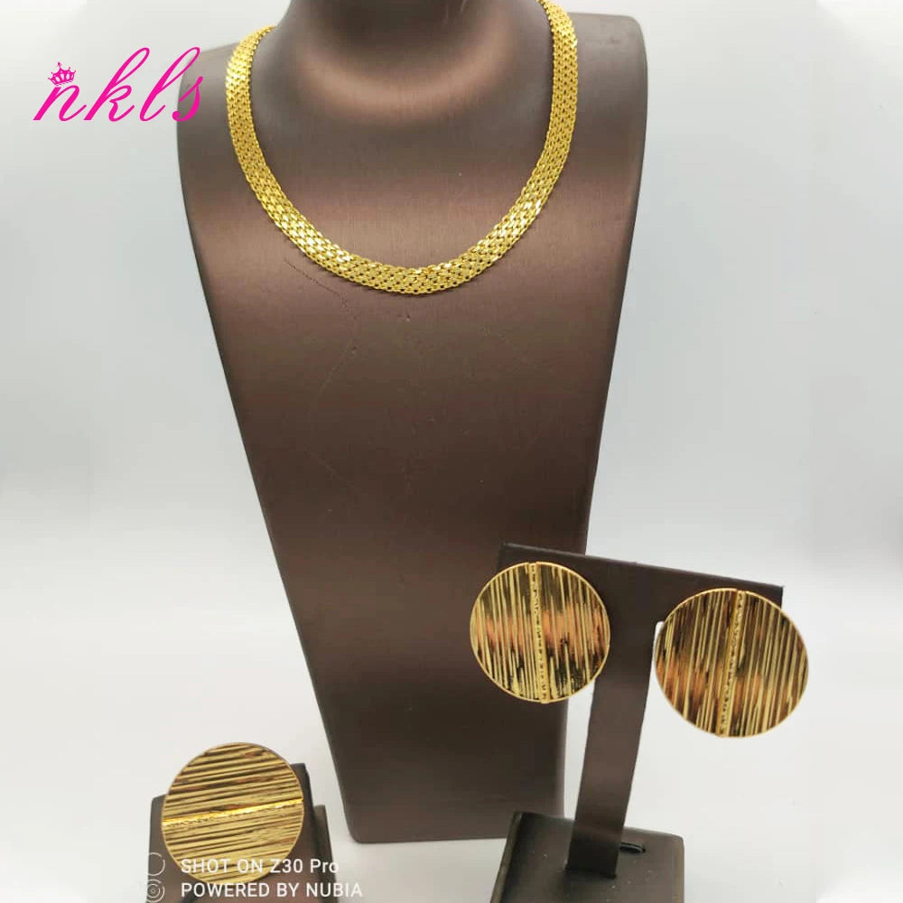 Schmuck-Sets in Goldfarbe mit Kette, Ohrringen und Ring im luxuriösen äthiopisch-afrikanischen Design sind derzeit ein heißer Trend