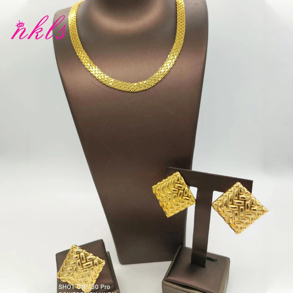 Schmuck-Sets in Goldfarbe mit Kette, Ohrringen und Ring im luxuriösen äthiopisch-afrikanischen Design sind derzeit ein heißer Trend
