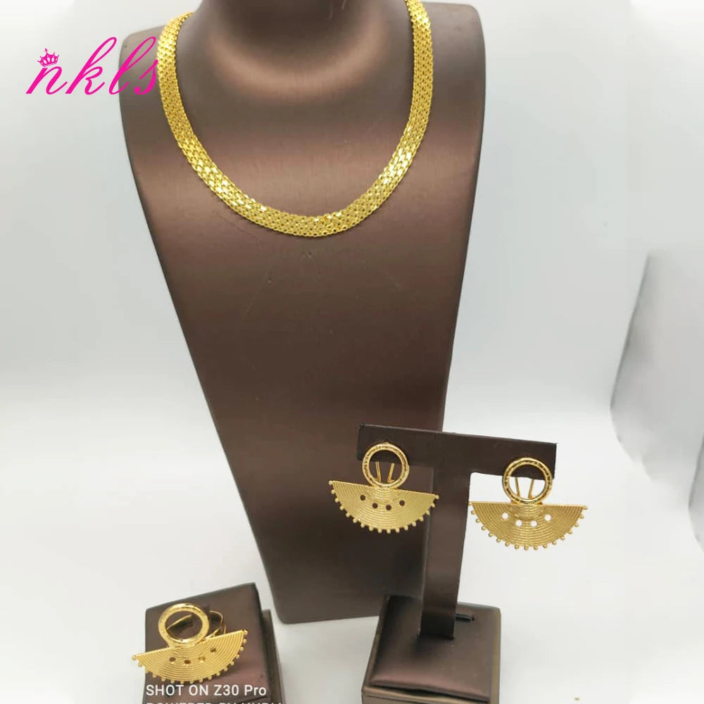 Schmuck-Sets in Goldfarbe mit Kette, Ohrringen und Ring im luxuriösen äthiopisch-afrikanischen Design sind derzeit ein heißer Trend