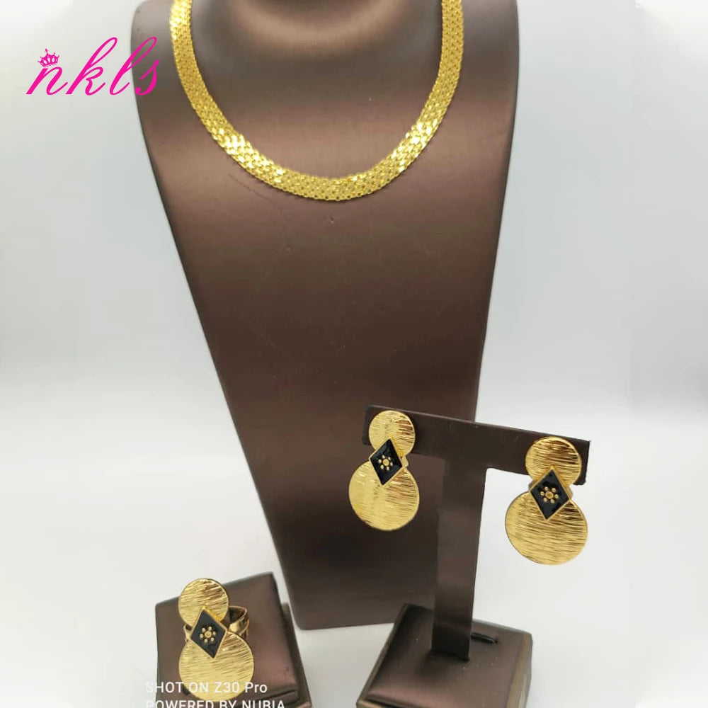 Schmuck-Sets in Goldfarbe mit Kette, Ohrringen und Ring im luxuriösen äthiopisch-afrikanischen Design sind derzeit ein heißer Trend