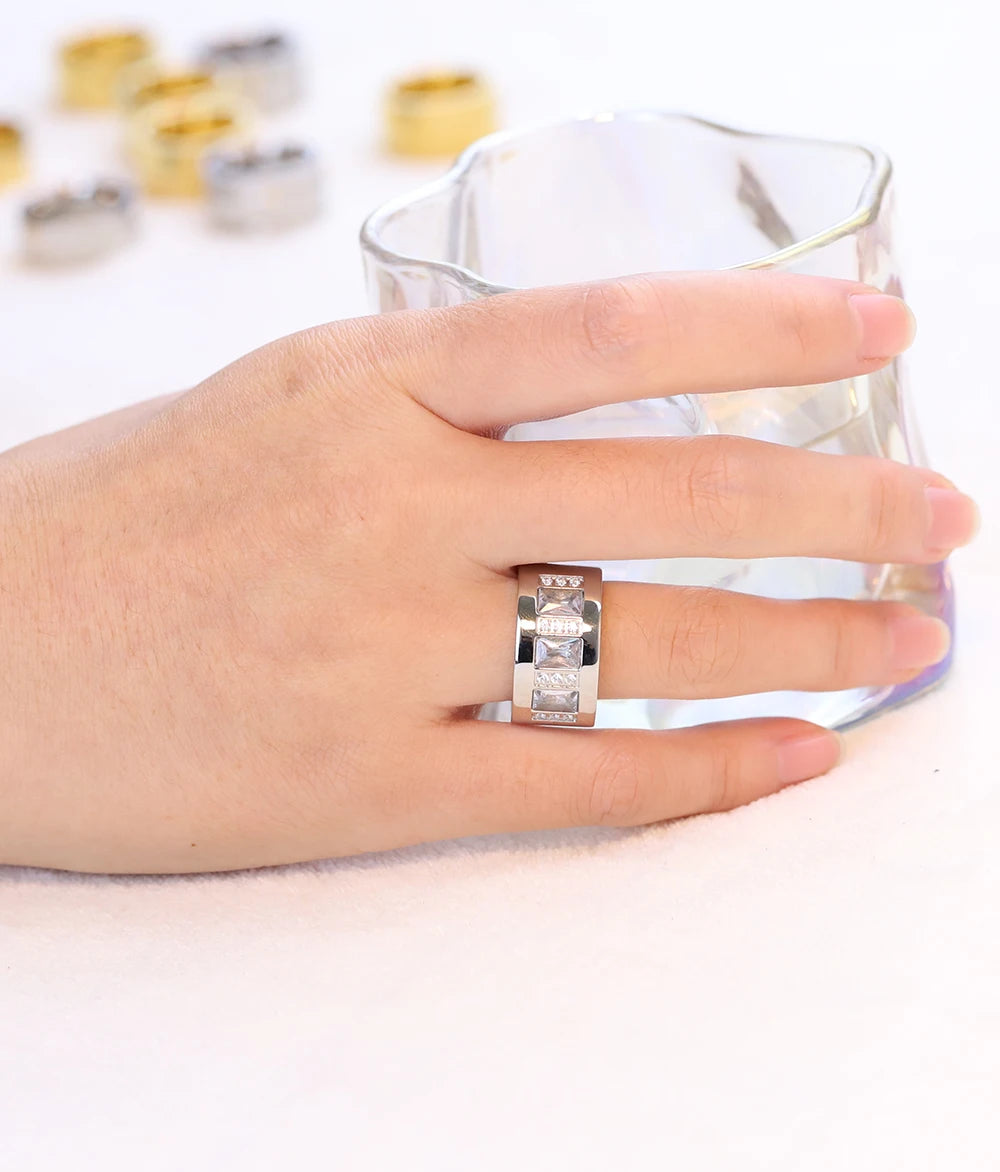 Frauenring aus Edelstahl mit Zirkonsteine in eleganter Steinoptik in silber