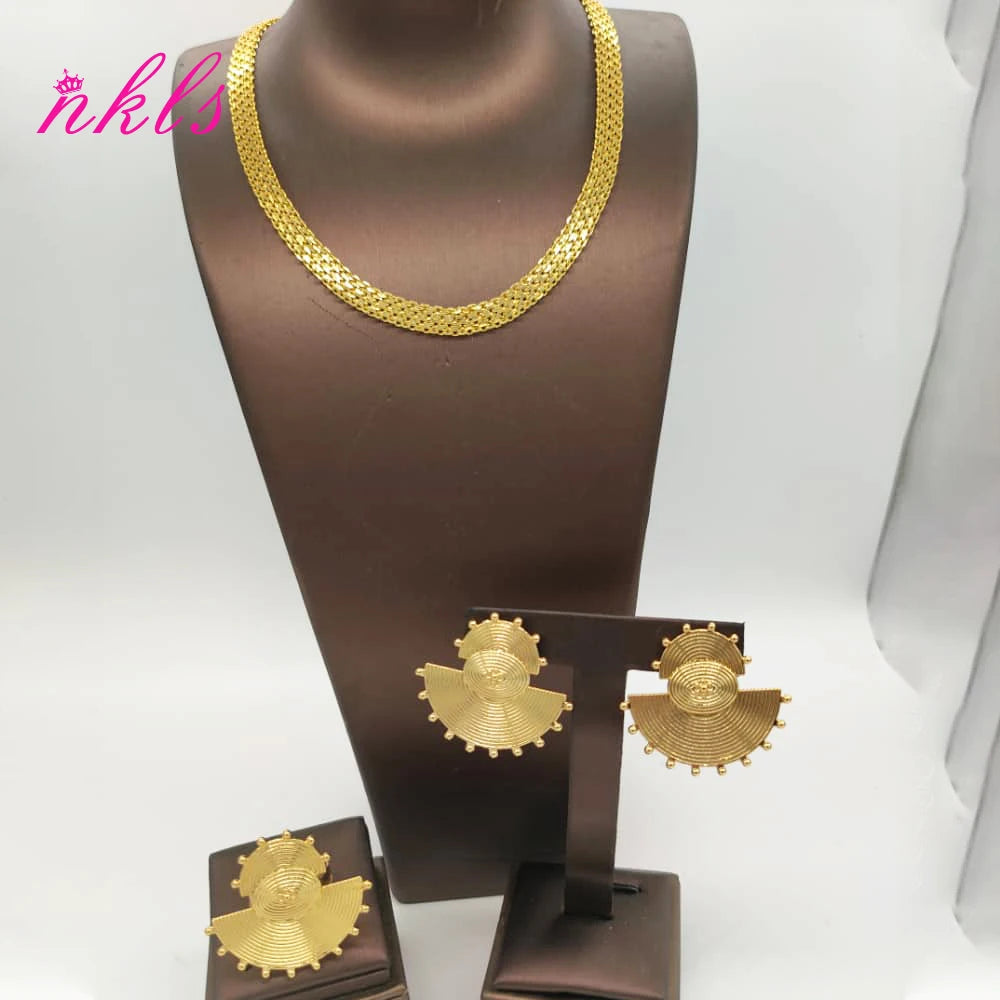 Schmuck-Sets in Goldfarbe mit Kette, Ohrringen und Ring im luxuriösen äthiopisch-afrikanischen Design sind derzeit ein heißer Trend