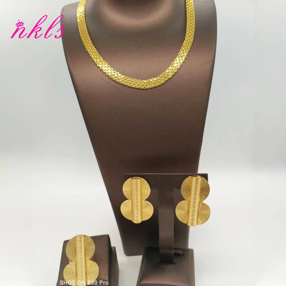 Schmuck-Sets in Goldfarbe mit Kette, Ohrringen und Ring im luxuriösen äthiopisch-afrikanischen Design sind derzeit ein heißer Trend