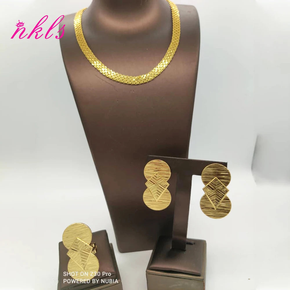 Schmuck-Sets in Goldfarbe mit Kette, Ohrringen und Ring im luxuriösen äthiopisch-afrikanischen Design sind derzeit ein heißer Trend