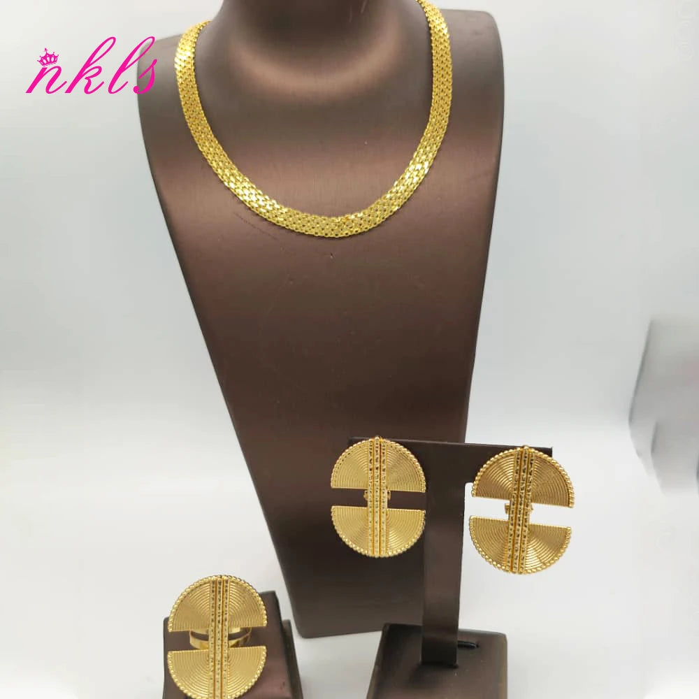 Schmuck-Sets in Goldfarbe mit Kette, Ohrringen und Ring im luxuriösen äthiopisch-afrikanischen Design sind derzeit ein heißer Trend